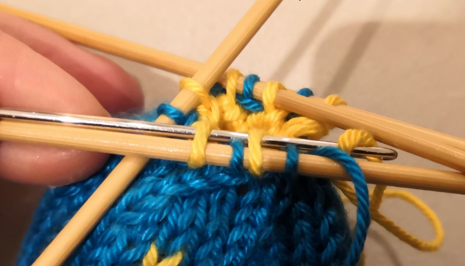 Blog-Inhaltsbild für 'Eierwärmer Sunny Morning - gestrickt in Doubleface'